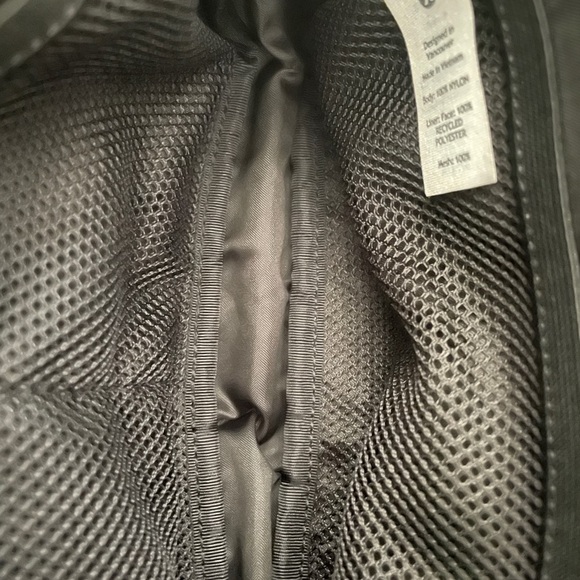 Lululemon Everywhere Belt Bag 2L Black and Gold - Picture 4 of 11